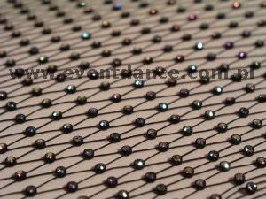 Czarna siatka rozciągliwa z kamieniami